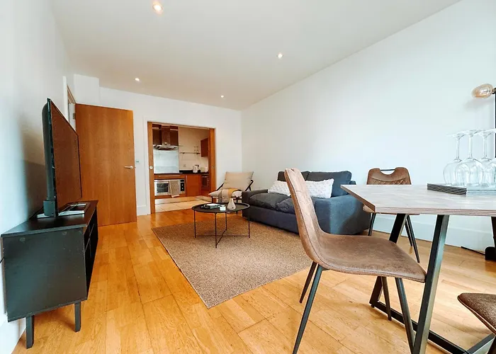 Two Bedroom Luxury Waterfront Apartment In London