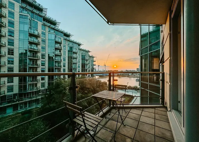 Two Bedroom Luxury Waterfront Apartment In London